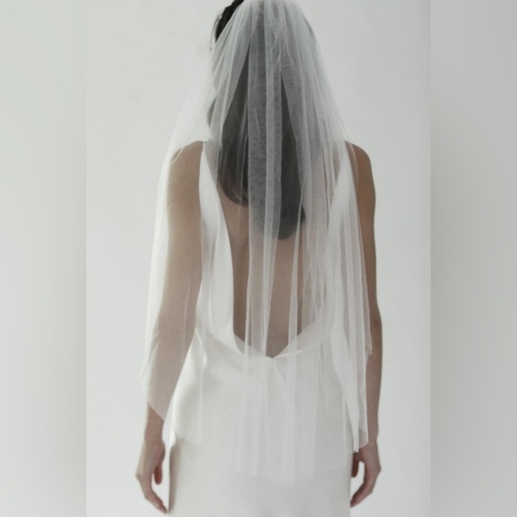 Designer Ivory Fingertip Wedding Veil - Picture 1 of 8